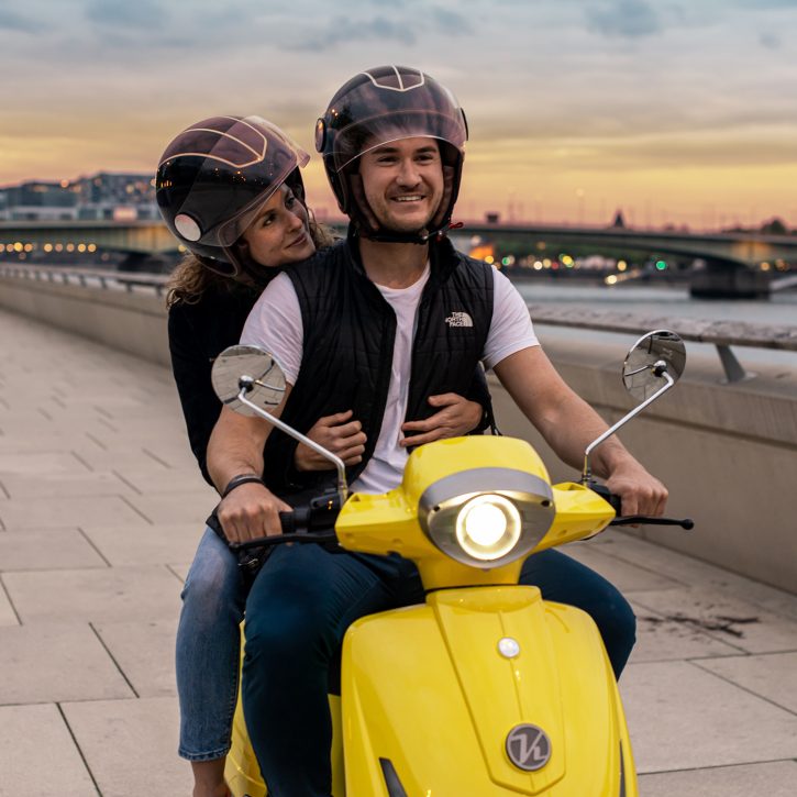 Pärchen auf dem Elektrorollermodell 54i:nspire 